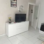Joli Proche Metro Apartament